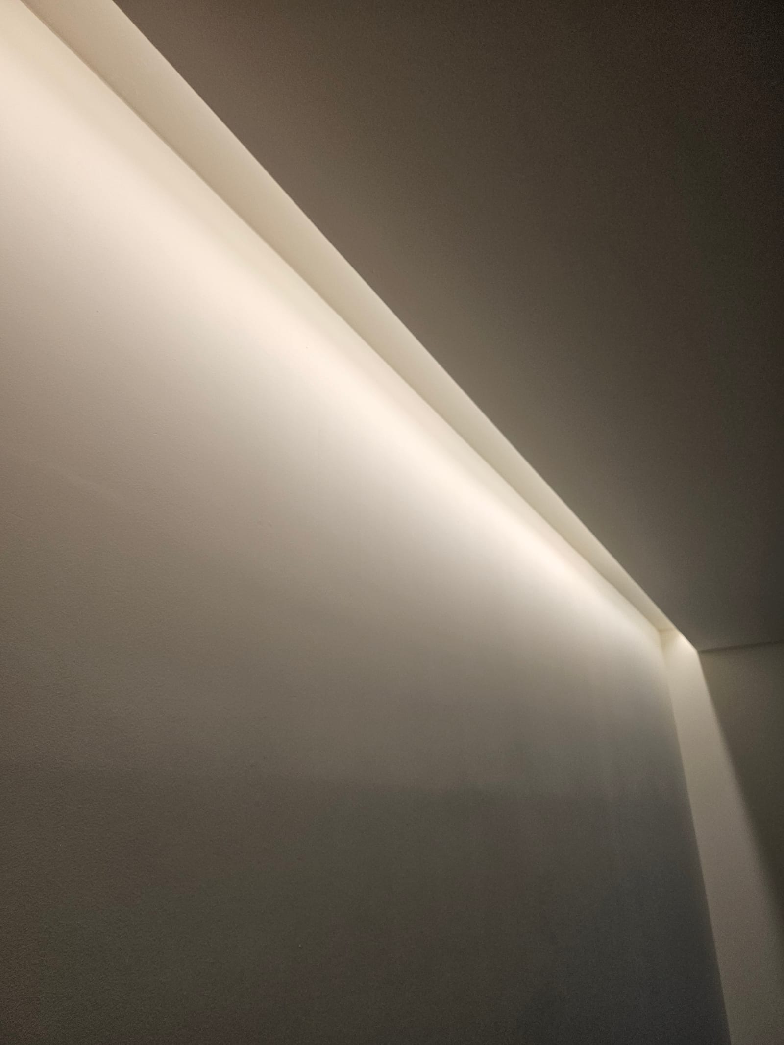 분당구 판교동 판교푸르지오 그림 여러 점 액자레일 설치 과정