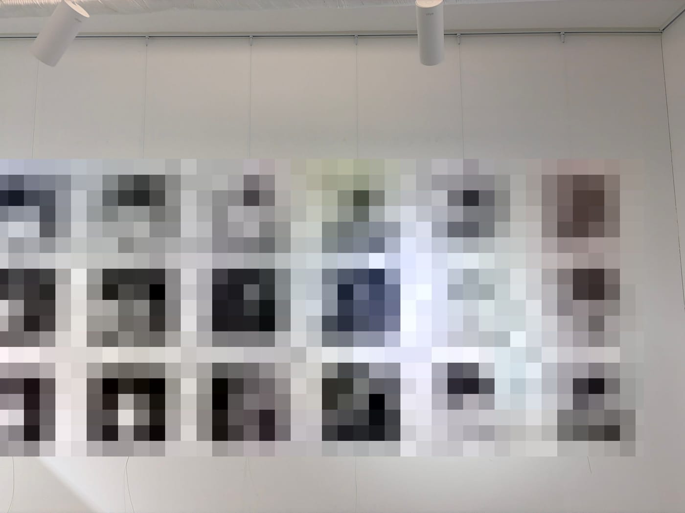 레일와이어로 액자를 3단으로 건 벽면