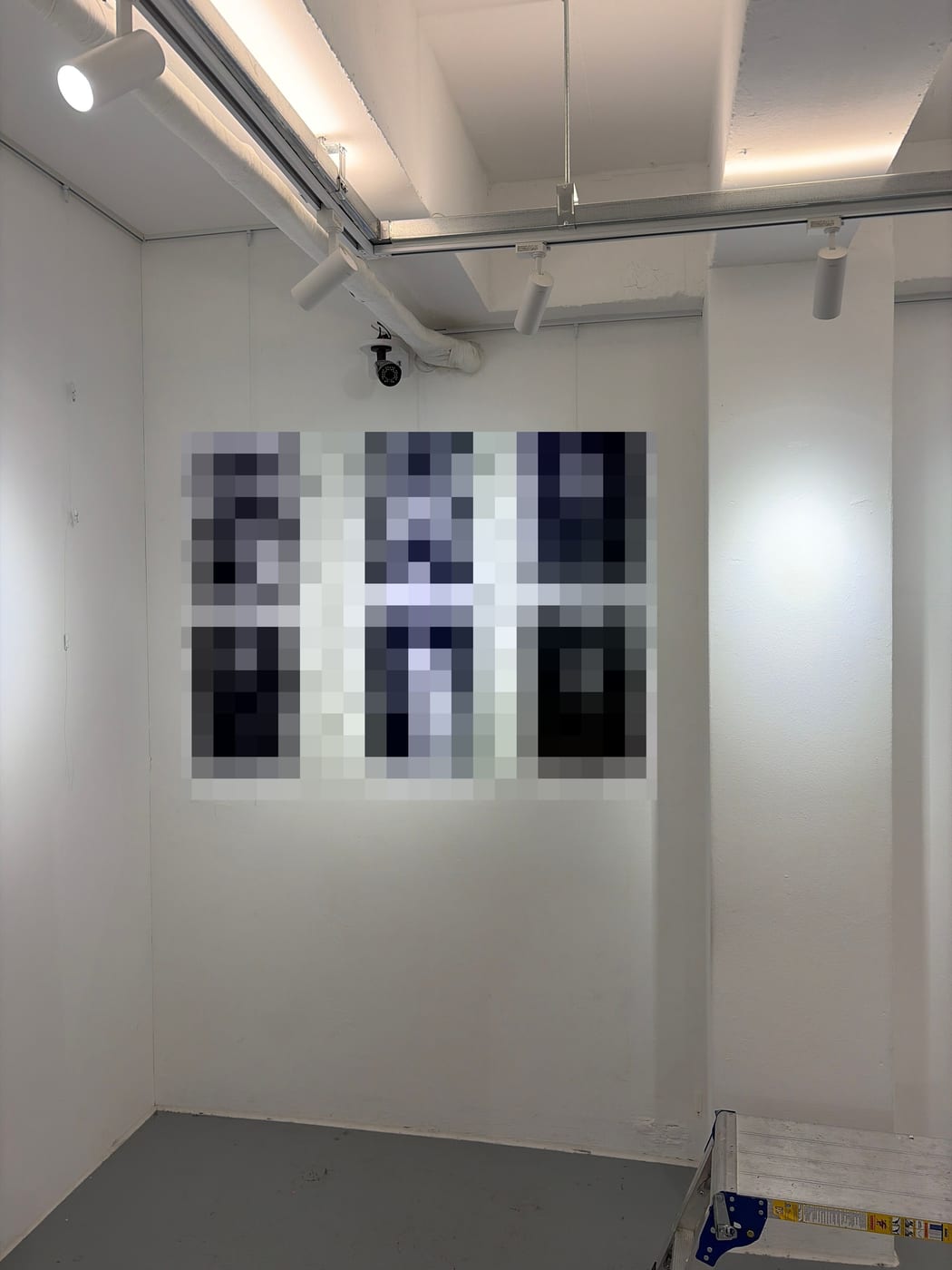 코너 벽면에 레일와이어로 액자를 2단 3열로 건 모습