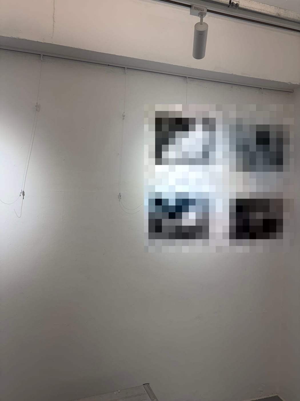 레일와이어에 액자 4점을 먼저 건 모습